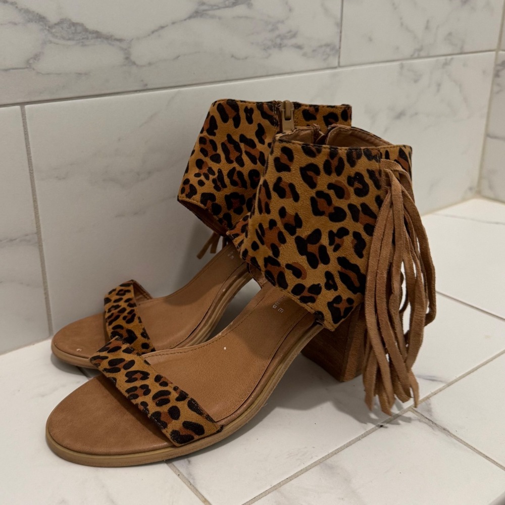 Very Volatile Sandals Womens 9 Leopard‎ Print Fringe Ankle Strap Block Heel